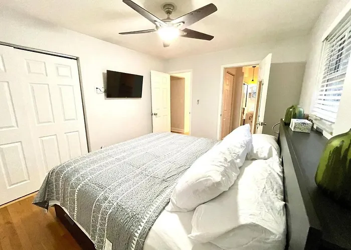 Large Private Ranch - Master Bedroom With King Bed And Private Bathroom - Fenced Yard - Pets & Kids Welcome - Pool Table Holiday home Columbus