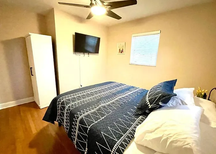 Large Private Ranch - Master Bedroom With King Bed And Private Bathroom - Fenced Yard - Pets & Kids Welcome - Pool Table Holiday home Columbus