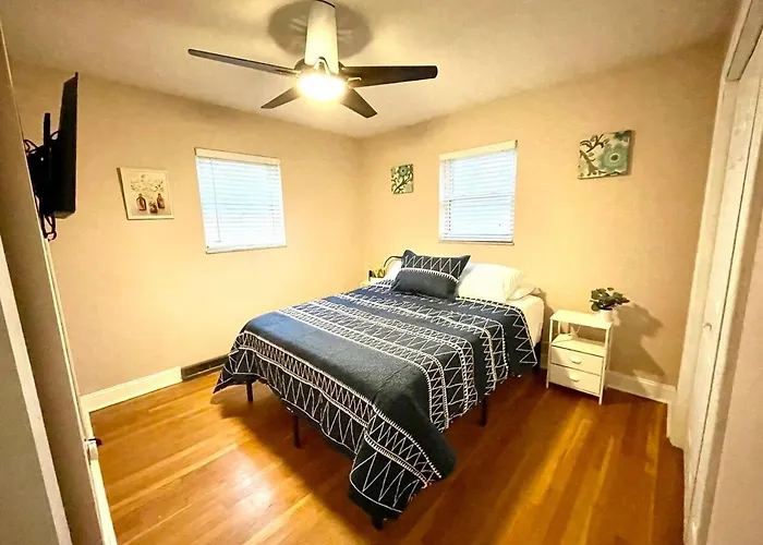 Holiday home Large Private Ranch - Master Bedroom With King Bed And Private Bathroom - Fenced Yard - Pets & Kids Welcome - Pool Table *