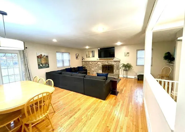 Holiday home Large Private Ranch - Master Bedroom With King Bed And Private Bathroom - Fenced Yard - Pets & Kids Welcome - Pool Table